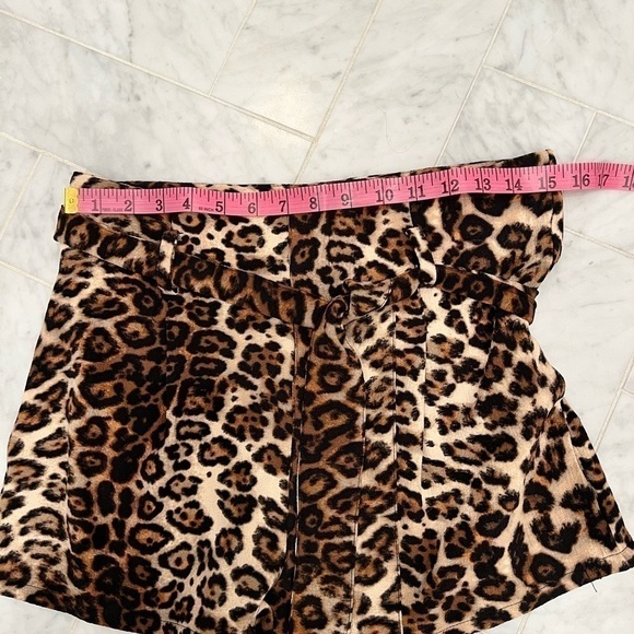 Oliveacous leopard paper bag waist SHORTS EUC size Medium - Picture 6 of 9